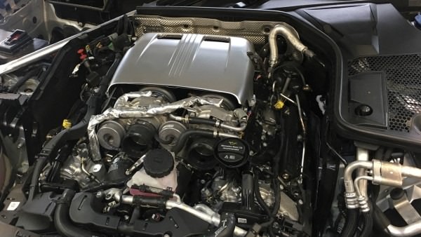 c63-amg-motor-offen